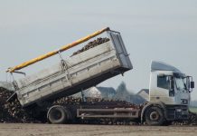 Répát szállító kamionok nehezítik a pecesori út forgalmát